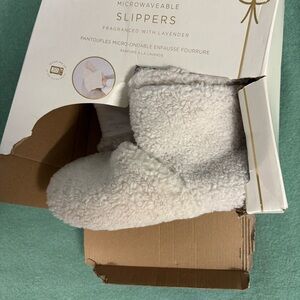 NWT Aroma Home Cream Sherpa Microwaveable Slippers Lavender Fragrance 7.5-8